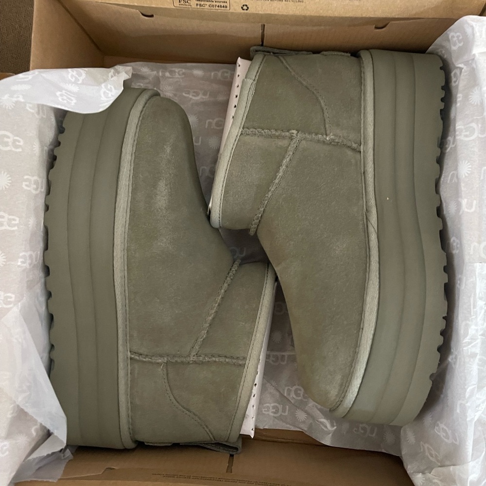 NWT UGG Classic Ultra Mini Platform